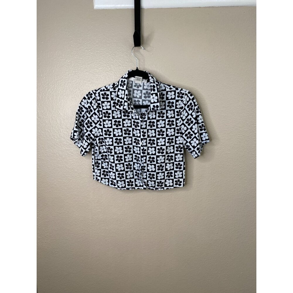Passport Black & White Floral Checkered Crop Shirt Small Rayon Button-Up‎ Blouse